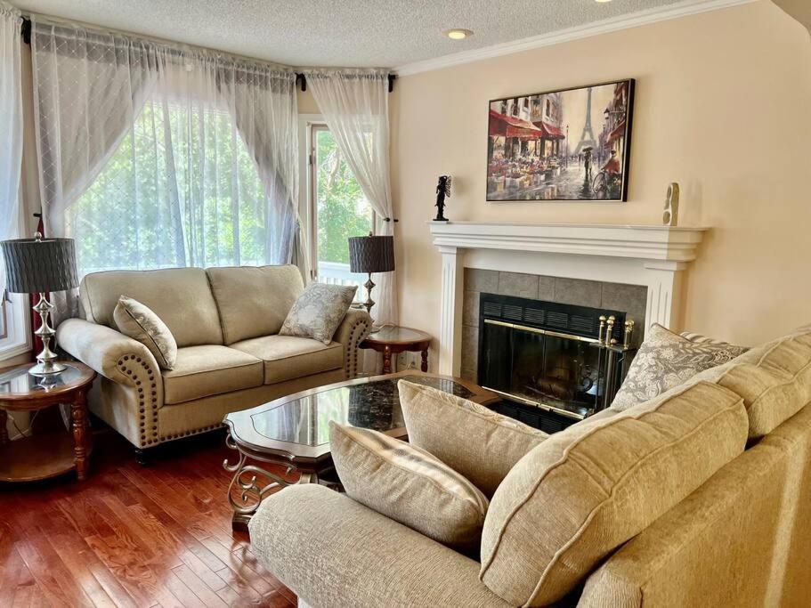 Crescent Heights Majesty Villa YYC Exteriör bild