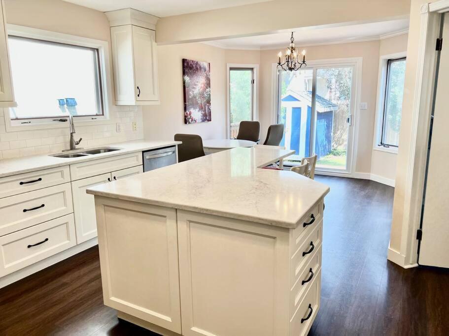 Crescent Heights Majesty Villa YYC Exteriör bild