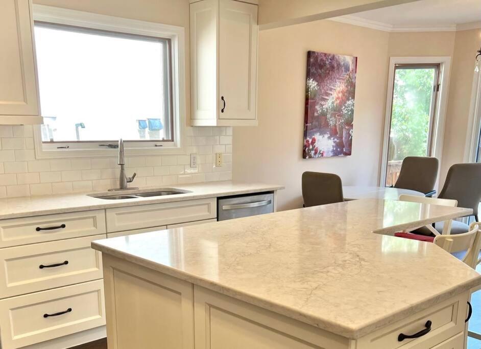 Crescent Heights Majesty Villa YYC Exteriör bild