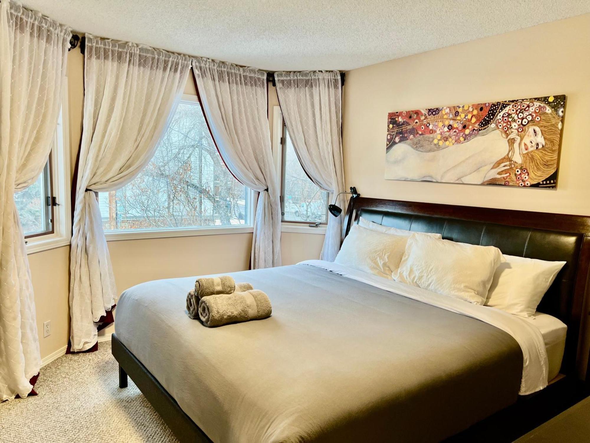 Crescent Heights Majesty Villa YYC Exteriör bild
